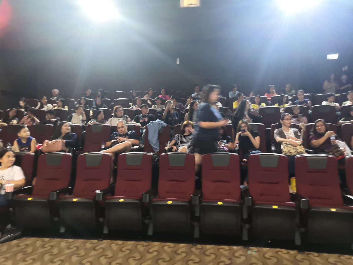 Salamat po sa mga nakasama namin sa aming blockscreening, sa mga sponsors at sa mga naglaan ng oras! Thank you for spending your Sunday with us! #IsaPaWithFeelingsSuNaAll
