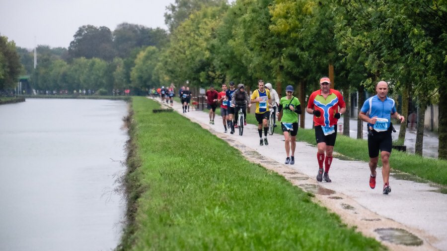 GrandReims's tweet photo. Passage au cœur de la #MontagnedeReims, malgré une pluie battante, pour les #marathoniens du #RunInReims2019 ! Félicitations à toutes et tous. https://t.co/1TTjYLV2MS