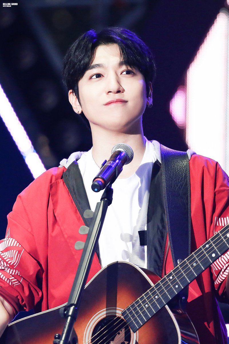 Delling_Sound6's tweet photo. 191019 GMF
입꼬리랑 팔,, 최고👏👏
@DAY6_BOBSUNGJIN 
#DAY6 #데이식스 #성진 #SUNGJIN https://t.co/WIVbqNEIAT