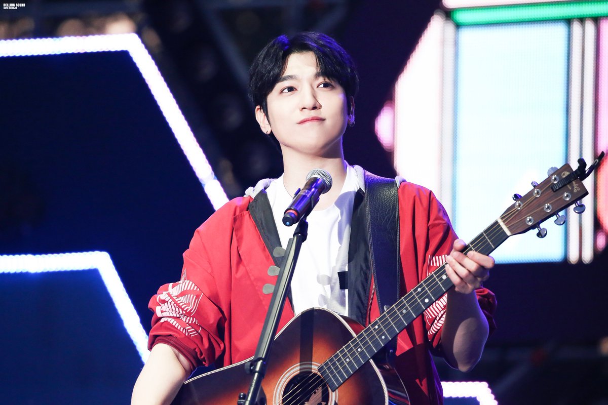 Delling_Sound6's tweet photo. 191019 GMF
입꼬리랑 팔,, 최고👏👏
@DAY6_BOBSUNGJIN 
#DAY6 #데이식스 #성진 #SUNGJIN https://t.co/WIVbqNEIAT