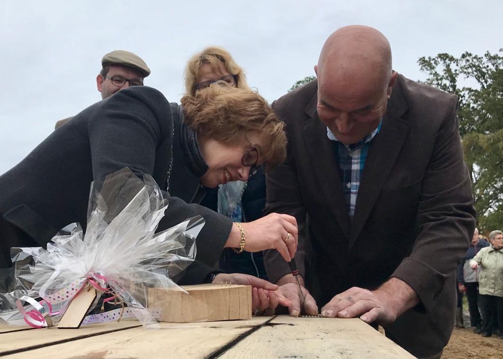 Het #Voorbijgangerserf in #Haarle is geopend! Samen met ongeveer 150 belangstellenden een mooi eerbetoon uitgebracht aan de keuterboertjes van vroeger. De opening bestond uit het onthullen van een informatiepaneel en aan tafel schroeven van een gedenkplaatje. Komt u ook kijken?
