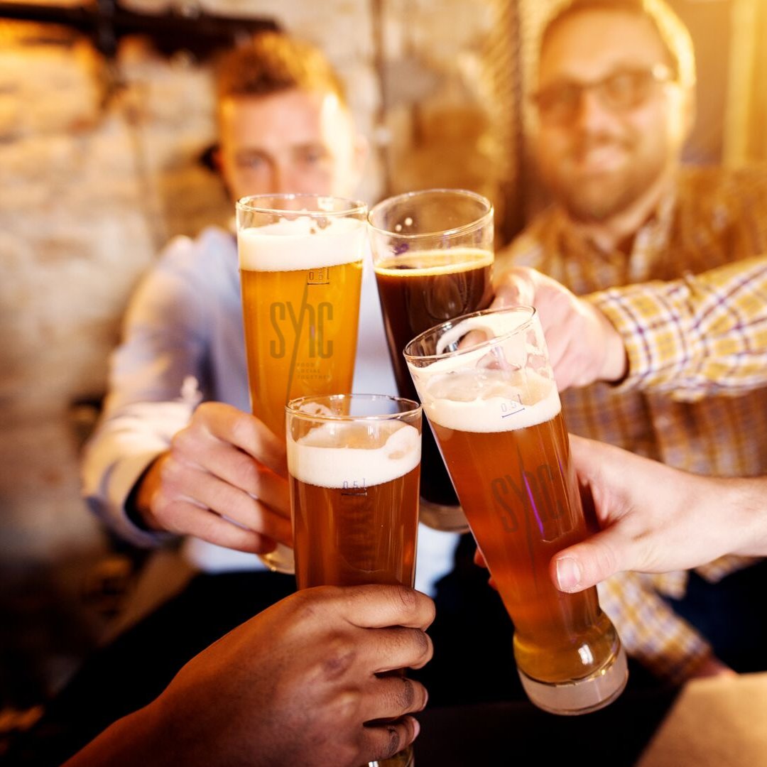 sync_exton's tweet image. Join us tonight for $3 Miller Lites while you watch the Eagles take on the Cowboys! 💚🦅