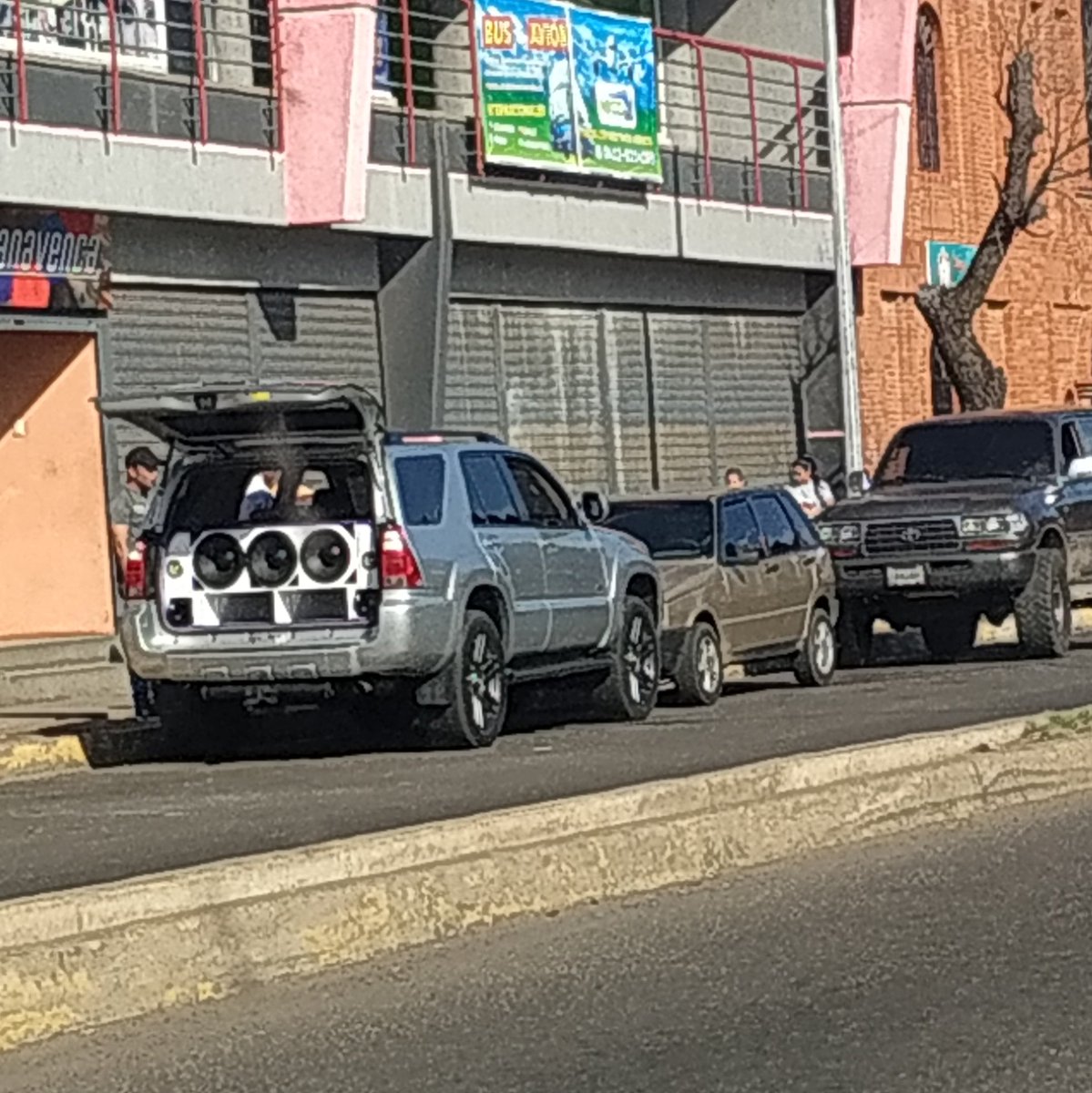 elpiojolopez's tweet photo. Si alguien en Coro, conoce al chófer de esta camioneta, háganle el favor de quitarle la llave, hoy "tragándose" la flecha de la Av Manaure de verga no me MATA como un "PENDEJO" y de paso en medio de la borrachera que carga, se dió el tupé de formarme peo. https://t.co/TA3v2aWR4y