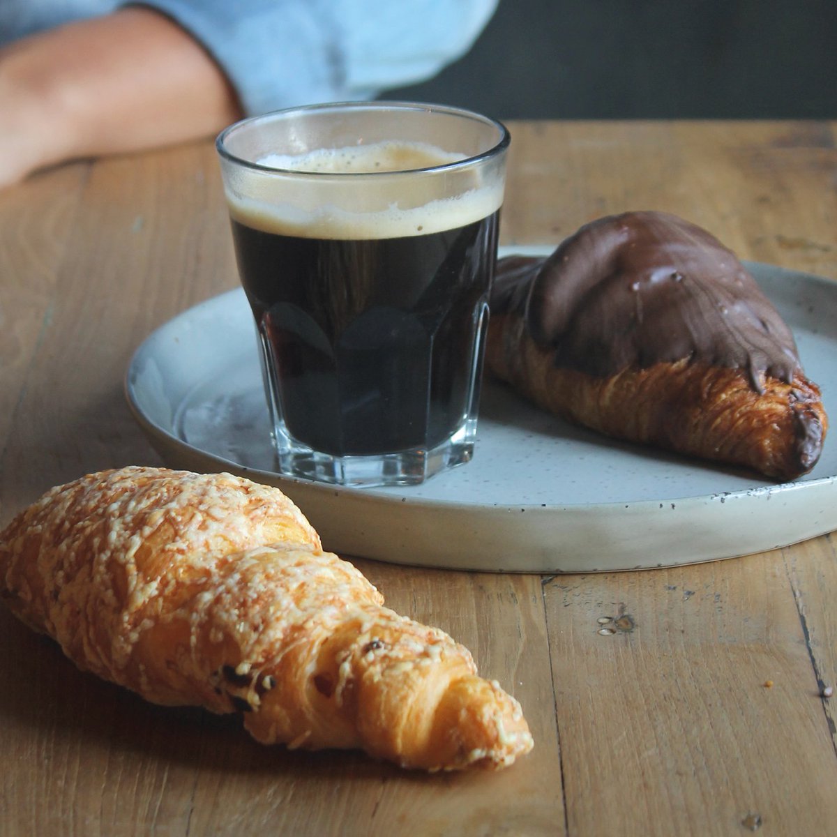 Kies jij voor chocolade of ham-kaas?
Samen met koffie, thee of cappuccino nu slechts 3,95!