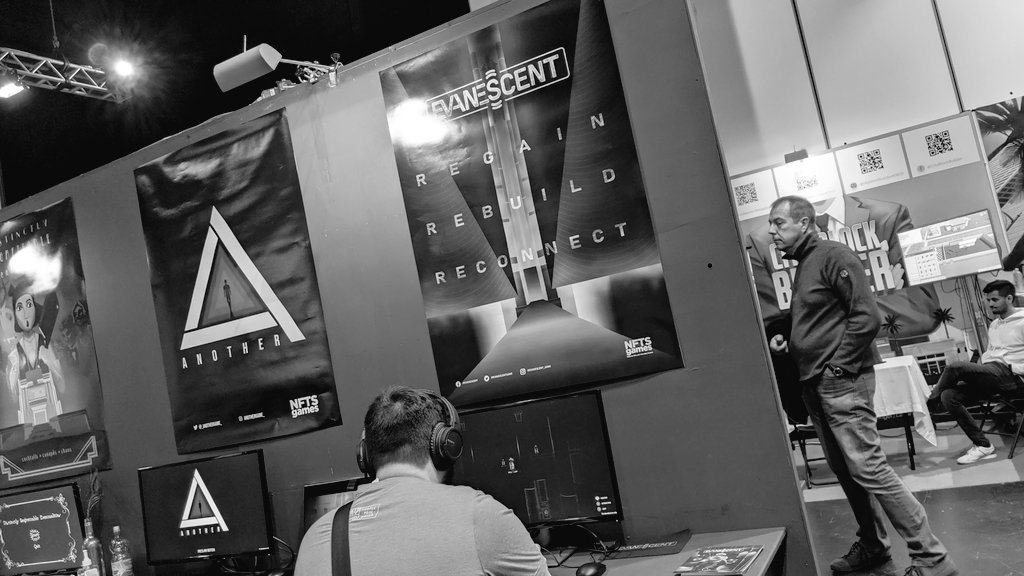 Evanescent tweet media