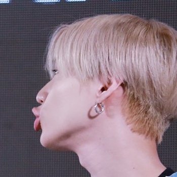 6v6taem718's tweet photo. 사진 구경하는데 새삼 태민이 입술이 넘 기여운고야 https://t.co/qV9kjejiiH