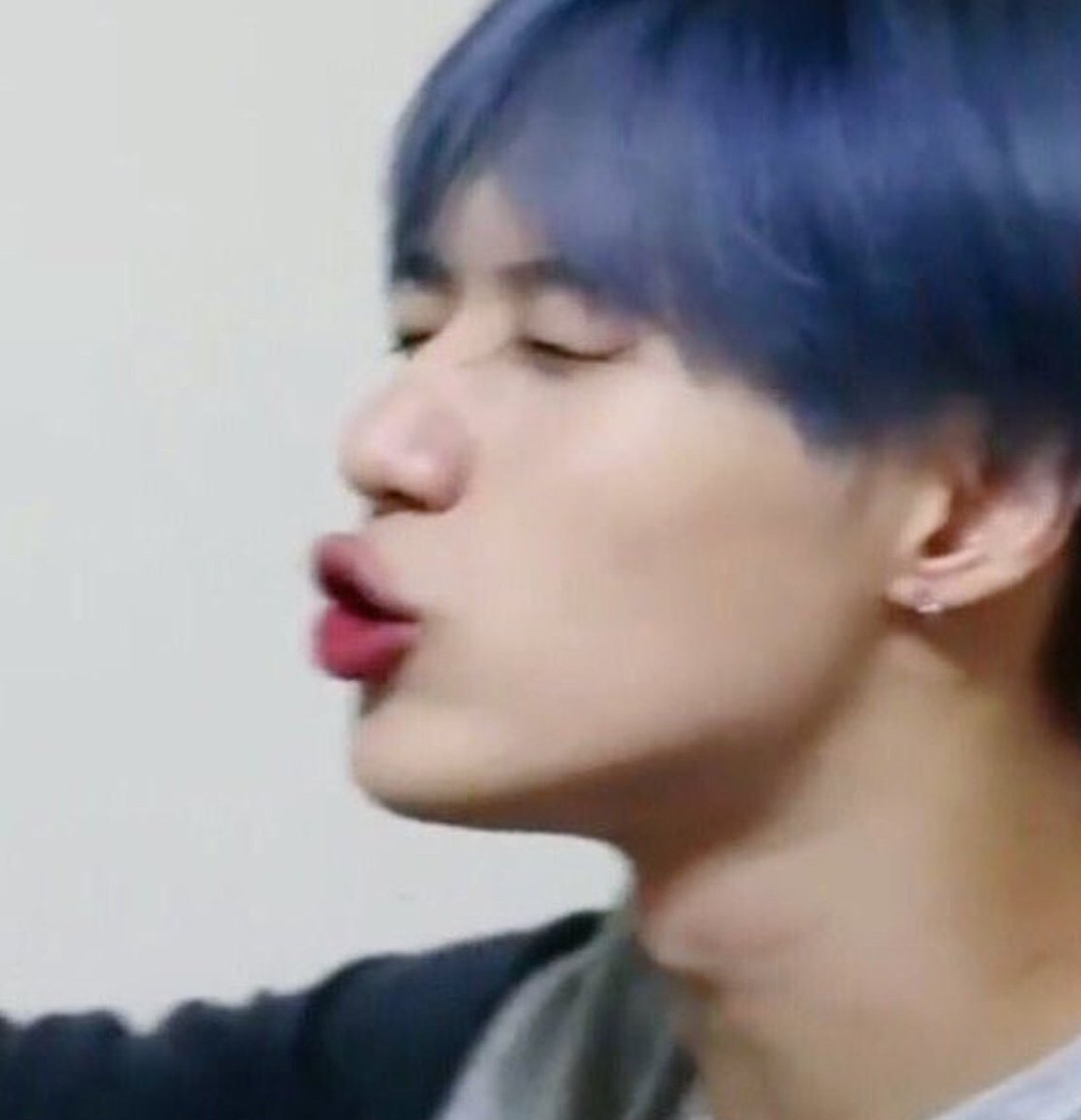 6v6taem718's tweet photo. 사진 구경하는데 새삼 태민이 입술이 넘 기여운고야 https://t.co/qV9kjejiiH