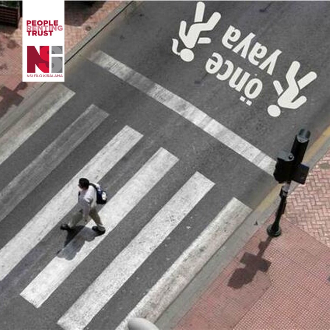 #dikkat
Sağa dönüş olan yollarda karşıdan karşıya bir yaya geçiyor ise öncelik yayanın hakkıdır. Lütfen yayalara öncelik veriniz.
#nsifilokiralama #yıllıkaraçkiralama #filokiralama #güvenlisürüş #trafikkuralları