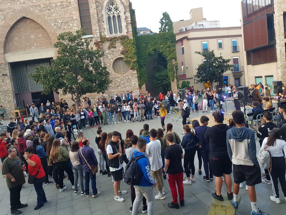 grajove's tweet photo. Ahir el grup de joves de Phonosickers amb la col.laboració de  @AsgramE van organitzar la segona edició de l’Urban Art Market! Una tarda plena de batalles de gallos, freestyle i molt, molt Hip-Hop! #GraJove #Joventut #Granollers #VallèsOriental #HipHop https://t.co/SW6YSk9u01