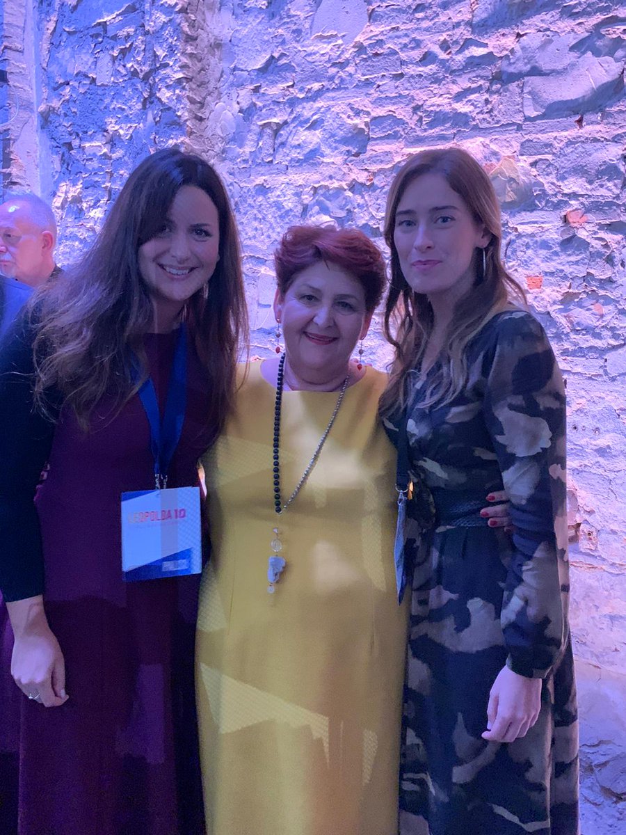 TeresaBellanova's tweet photo. Tre donne, un bellissimo abbraccio 💙
Aspettando di salire sul palco della #Leopolda10

#ItaliaViva https://t.co/49FrMKi0Fo