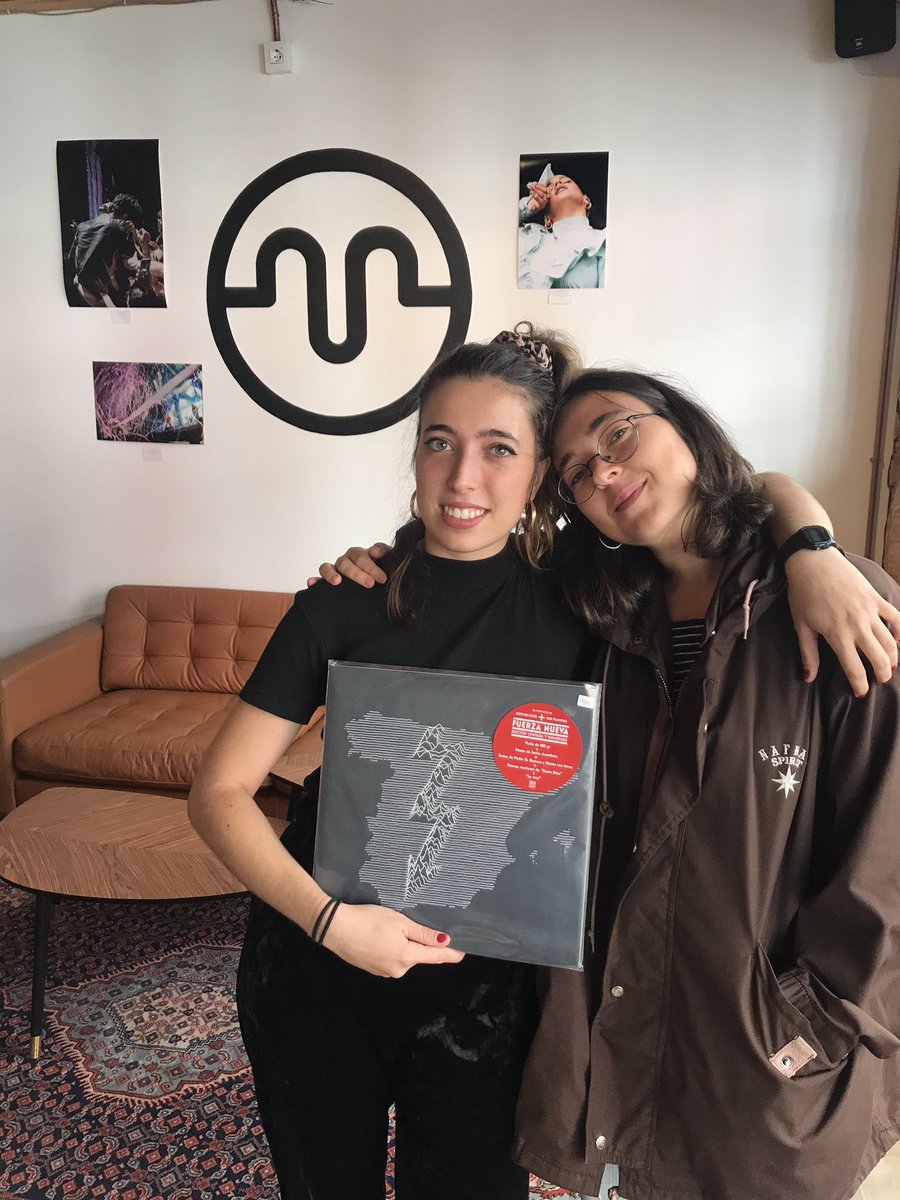 MariliansR's tweet image. Nuestras amigas Marina y Teresa de Repion, también vivieron a Marilians Records a por su copia de Fuerza Nueva. 🖤🔥🖤
.
.
.
#repion #fuerzanueva #losplanetas #niñodelche #marilians #mariliansrecords #mariliansmagazine #vinilo #vinyl #vinylcollection #melomanos #tiendadediscos