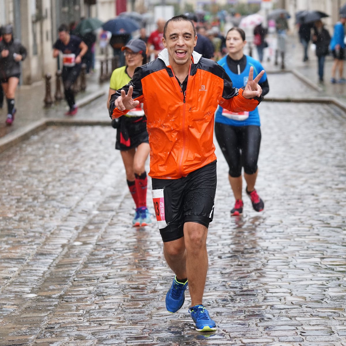 VilledeReims's tweet photo. Des milliers de coureurs au cœur de #Reims pour le 10 km #RunInReims2019 ! https://t.co/aPE328MCI2