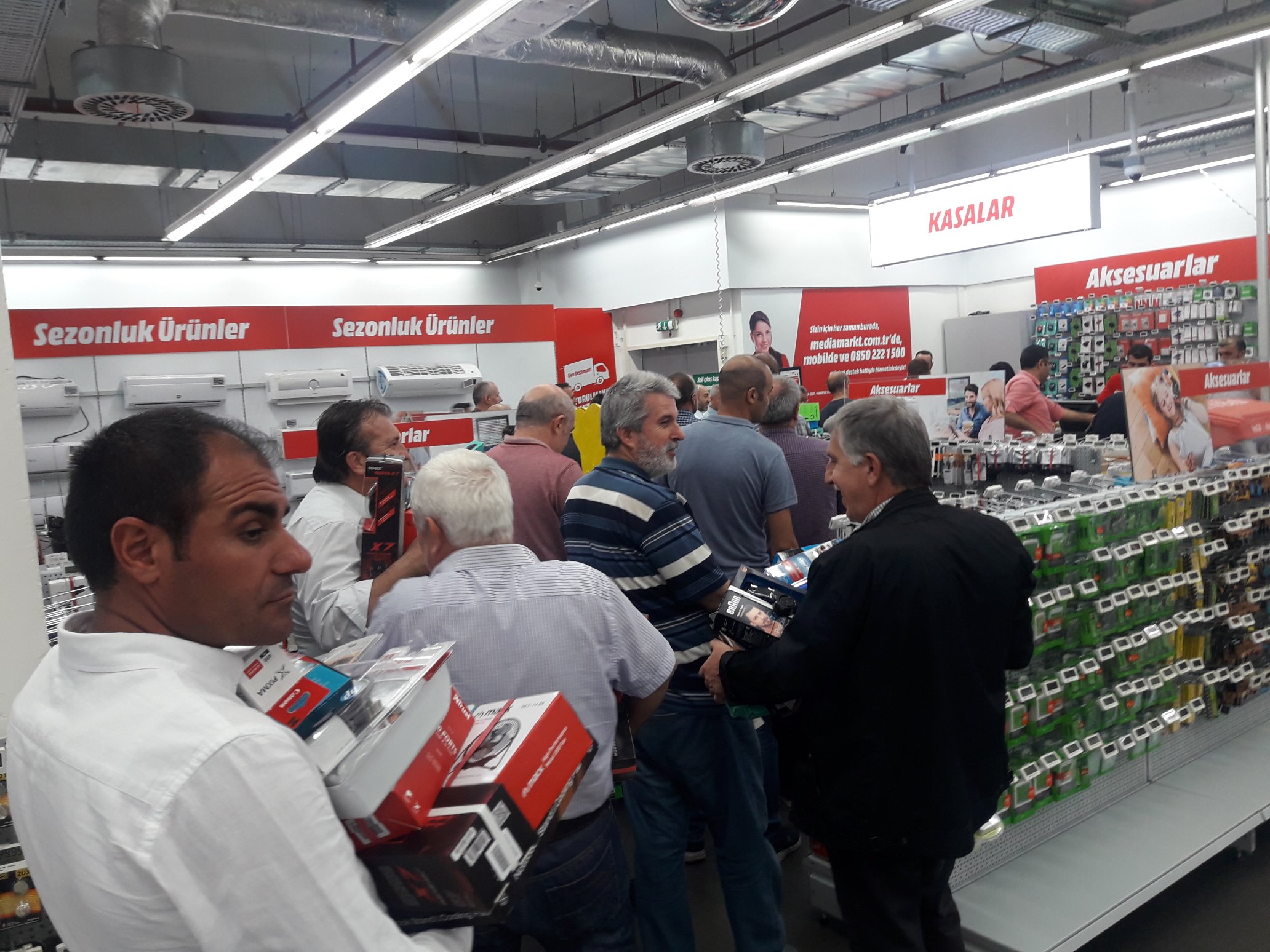 nakliyat is on twitter real direniscileri bayrampasa forum istanbul media markt magazasinda ki kasa kilitleme eyleminde tum kasalari kilitledi realiscilerikazanacak uzeliscilerikazanacak https t co 0bdj02ulzf twitter