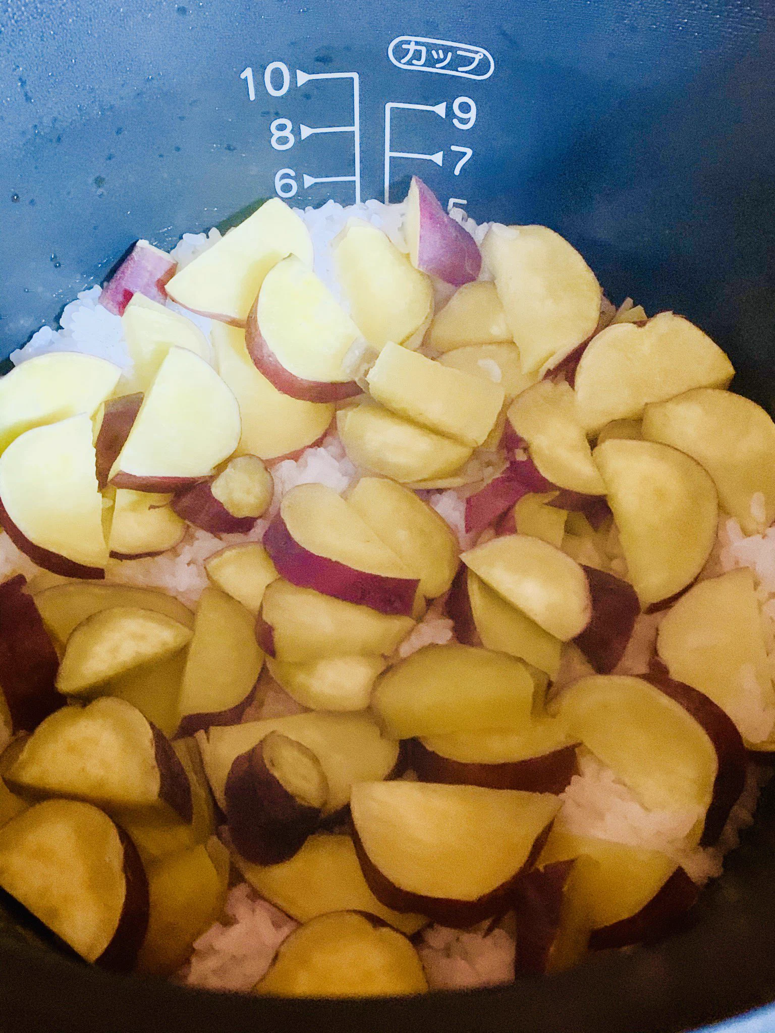 そして今夜は…。
作ってみました、@ore825  リュウジさんのサツマイモご飯(^^)v  