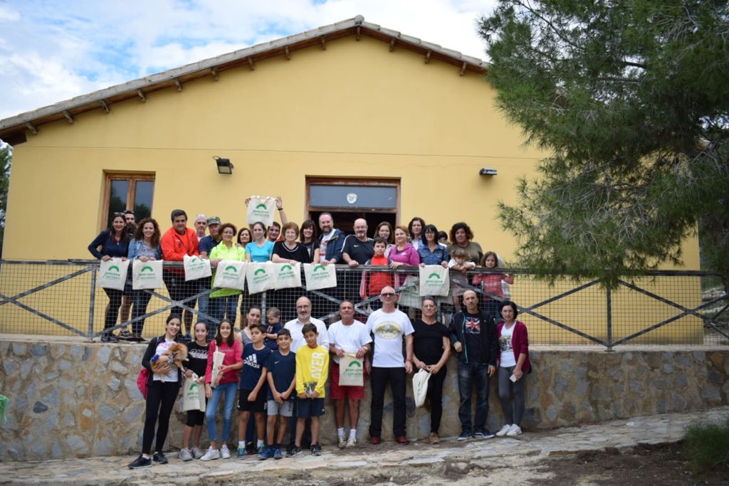 ❇️ Con esta foto de familia en el Aula de la Naturaleza de La Pilarica #Benejúzar, concluimos la ruta etnobotánica 🌿de #BenejúzarExperience, en la que tanto hemos aprendido sobre las plantas aromáticas que se encuentran en este paraje natural. ¡Muchas gracias a Manuel Ruiz Sala!