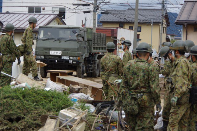 【台風19号に係る災害派遣⑲】
10月19日(土)、松本駐屯地の第13普通科連隊が、長野県須坂市で災害廃棄物の撤去・運搬を行いました。
～笑顔と故郷を取り戻すために～
#台風１９号　#災害派遣　#陸上自衛隊　#松本駐屯地　#第１３普通科連隊