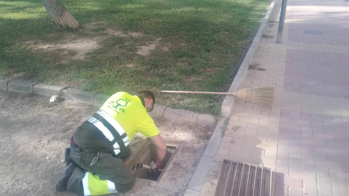 parquesdemurcia's tweet photo. Revisando y limpiando👩🌾💪 imbornales en números lugares de todo el municipio🌏, entre otros: Salitre, Jardín del Rocío, la Seda, Plaza Circular🏞️, Malecón, Jardín Chino, Jardín de La Aljada🍀...
#stvgestion #actuasm #trabajando #imbornales #DanaRM https://t.co/m86TJuB75N