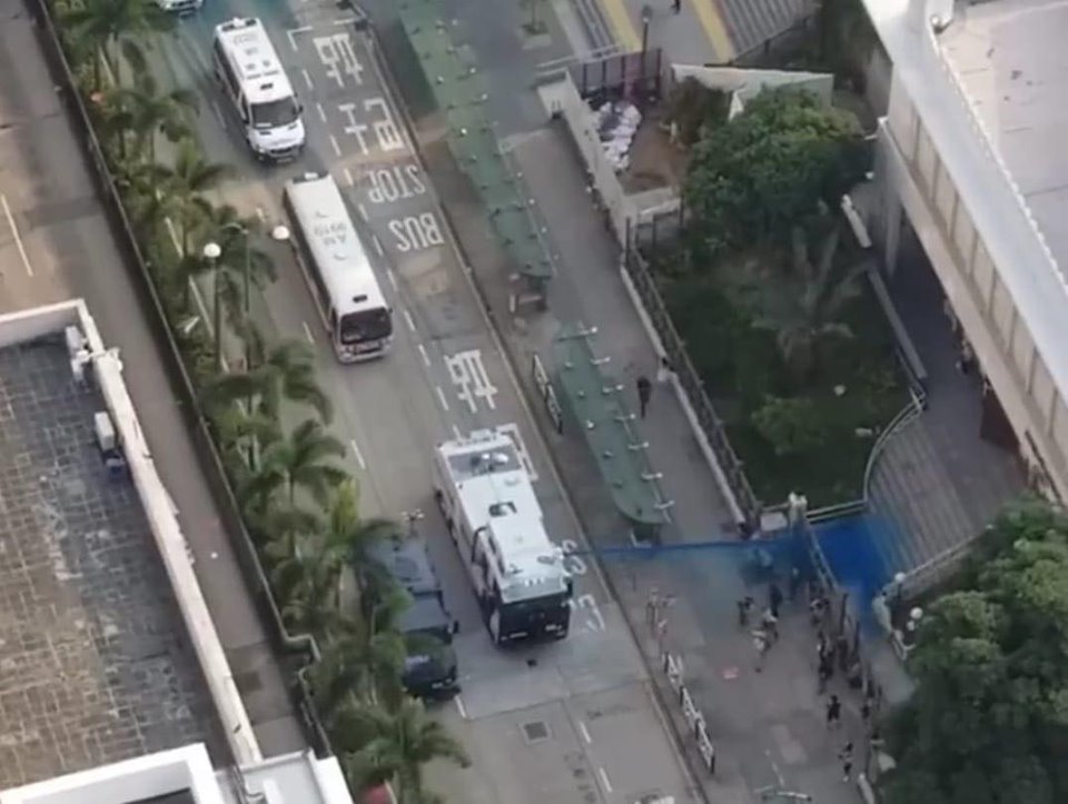 THOMAS_D201's tweet photo. @JosieWonghk The riot police shoot the mosque deliberately

https://t.co/1rHpGsCluZ https://t.co/GjIy9M7QAQ