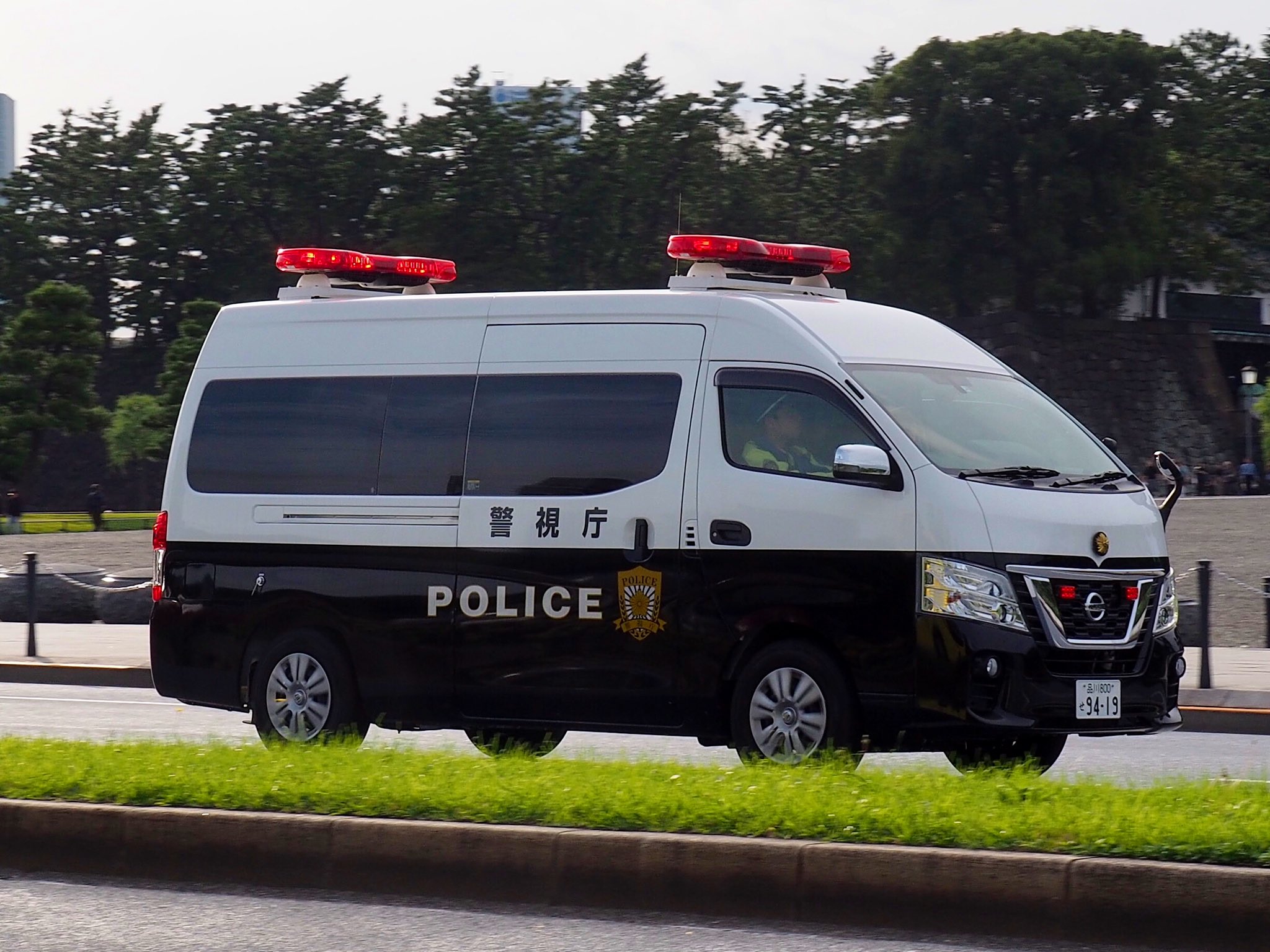YH　事故処理車　2台　キャラバン　警視庁 警視庁 日産 キャラバン 事故処理車 - YouTube