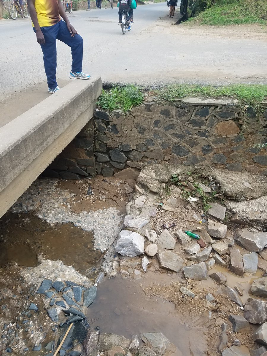 baratuza2000's tweet photo. Sécurité &amp;Environnement : le ravin séparant le Quartier Gasekebuye urbanisé et Gikoto versant Sud du Bn Support 1DIV ( ancien Camp Muha) menace le pont  à la jonction avec la RN7.  Le risque de coupure si rien n'est fait dans l'immédiat est trop élevé. https://t.co/03XJqhetCX