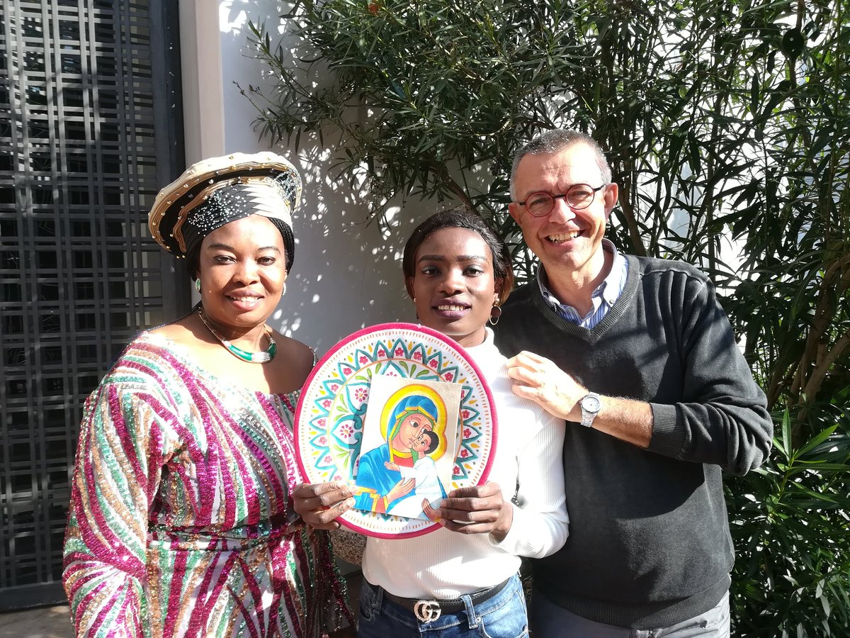 nandipal's tweet photo. IL VOLTO DELL'AFRICA ci salverà. Quello di Aby Ahmed, premio nobel che convince 23 milioni di etiopi a piantare 353 milioni di alberi. Il volto di Judith che canta con noi alla Cita. Il volto di questa Maria disegnata su pelle di capra nell'Etiopia che accoglie 900.000 profughi. https://t.co/h6aOu0yZQB
