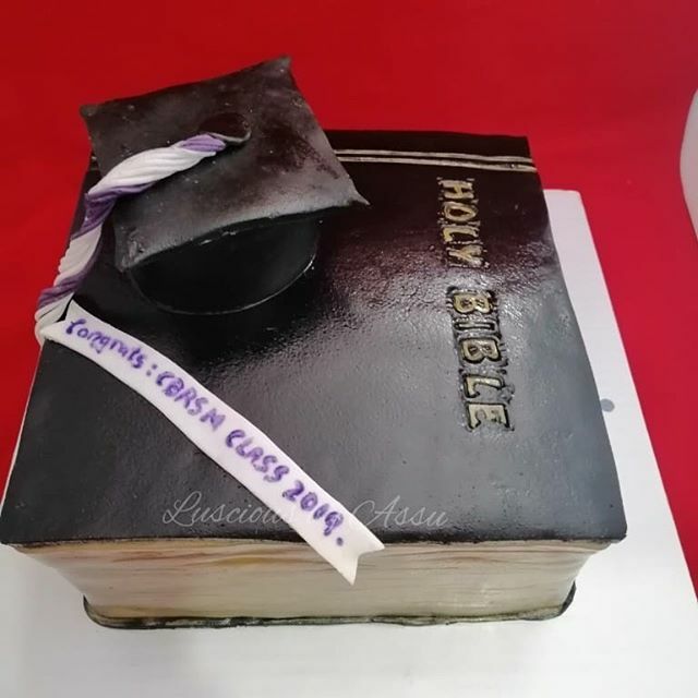 Luscious_KE's tweet photo. Sunday Bible Cake for @lucille_luu 😊 always love baking for this lady ☺️ #LusciousKE #fondant #edibleart #cake #biblecake #graduation #nairobibaker #kenyanbaker https://t.co/NplsOIZer4