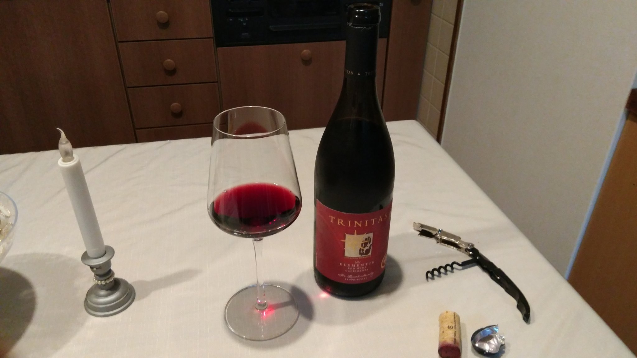 Kanato いただき物のワインを開けました Trinitas Elementisというアメリカ カリフォルニアのワインです 何でも日本では売ってないボトルとのことです 濃いのに透き通った明るめのワインレッド 香りもストロベリーのような感じで濃厚でフルーティー