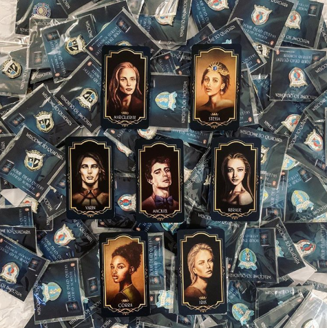 1000LIBROSblog's tweet photo. Ojalá poder tener todo este merch de #LaMuerteDeLasCuatroReinas
Las postales con una fantasía y los pines (?) otra maravilla, los necesito!!

@EdKiwi @AstridScholte https://t.co/mgAQMkb73U