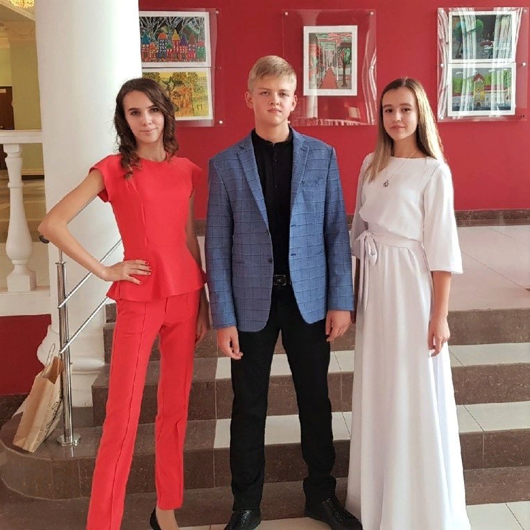 Учащиеся ДМШ им.В.П. Чеха,преп. И. Салмова: 
Дарья Кортикова, Анна Рыжова, Полина Пучкова, Максим Грибачёв и Алина Егина в Благотворительном вокальном конкурсе для Одарённых детей "Мечты сбываются".Спасибо В. Ежатновой и С.Цыбизову за организацию и проведение Классного конкурса!
