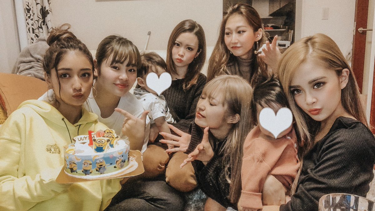 michopaaaaa's tweet photo. BBQ予定が色々あってなくなり、結局家でピザパ🍕笑 いつものメンバーぷらす子供2人もいたから騒がしかったけど久しぶりに集まれたから楽しかった〜♡♡10日はやい誕生日も祝ってもらってありがと〜 https://t.co/hPzsPIwTcI