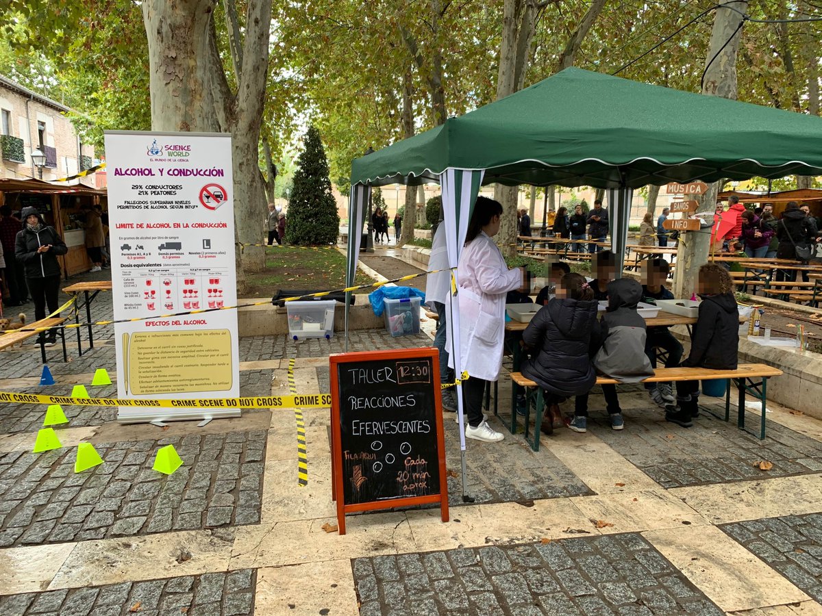 A los pequeños científicos 👨‍🔬 y científicas 👩‍🔬 no les asusta la ☔️🌧 y se atreven a hacer #CienciaConDiversion en #CervezarteAlcala #AlcaladeHenares