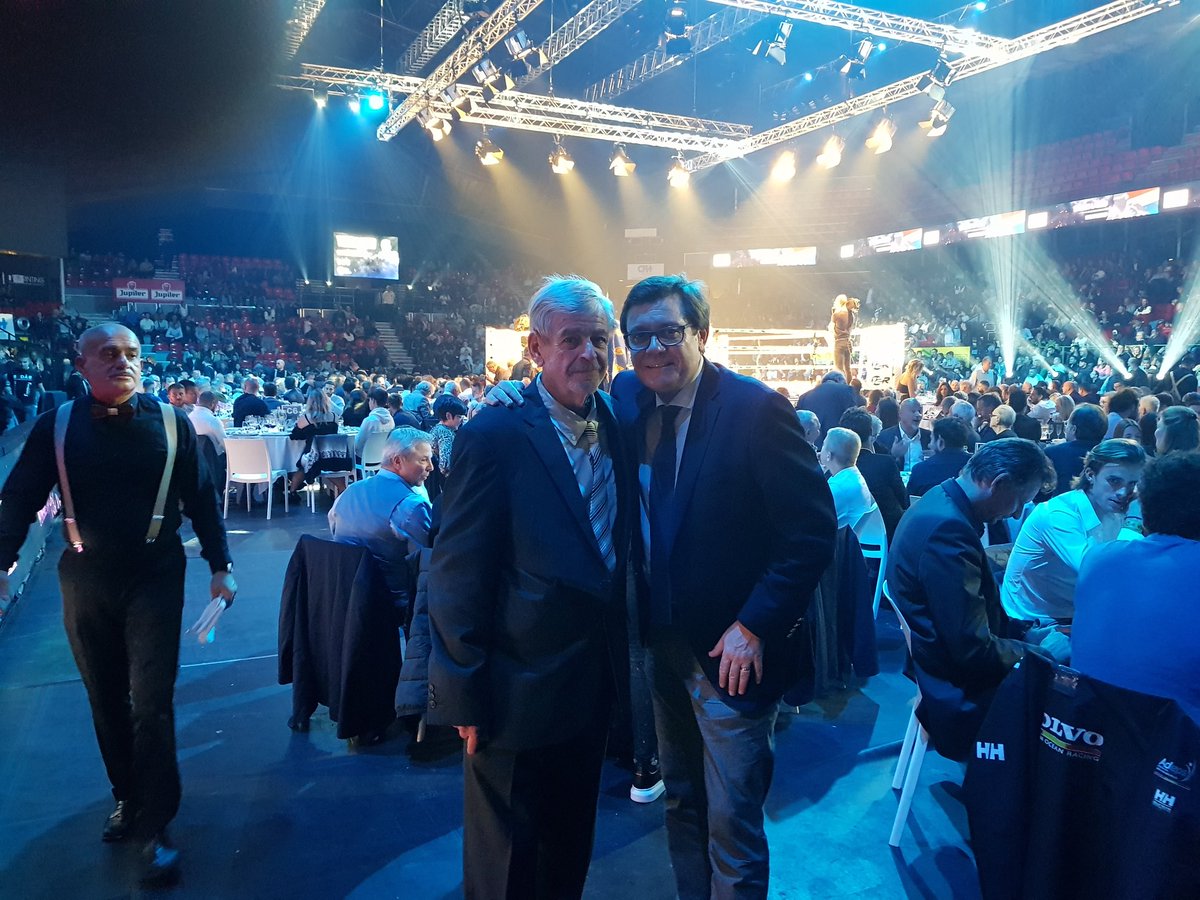Walter_Chardon's tweet image. Une soirée fabuleuse avec une mise à l honneur de mon père pour sa carrière en boxe et le titre mondial de Ryad :). Phénoménal ! #heureux #fier #champion #ambiance #