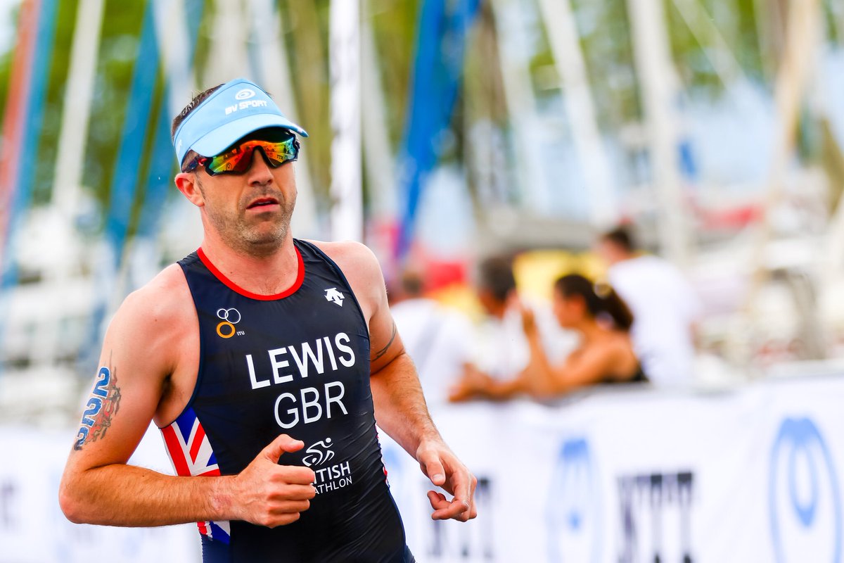 A great morning for <a href="/BritTri/">British Triathlon</a> at #FunchalPWC 🙌

🥇 Gold for <a href="/Bladerunnerandy/">Andy Lewis MBE</a>
🥇 Gold for <a href="/davellisgb/">David Ellis</a> and guide @LukeyBlueEyes
🥈 Silver for <a href="/StuMeikletri/">Stuart Meikle</a> 

📸 @bensnapsstuff