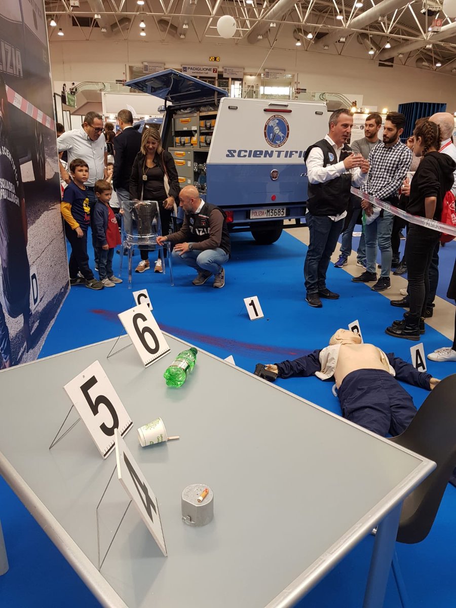 F_Bosio's tweet photo. La polizia scientifica racconta tutte le ultime innovazioni al padiglione 7 
#MFR19 #Societing https://t.co/c6ZJrNOVe6