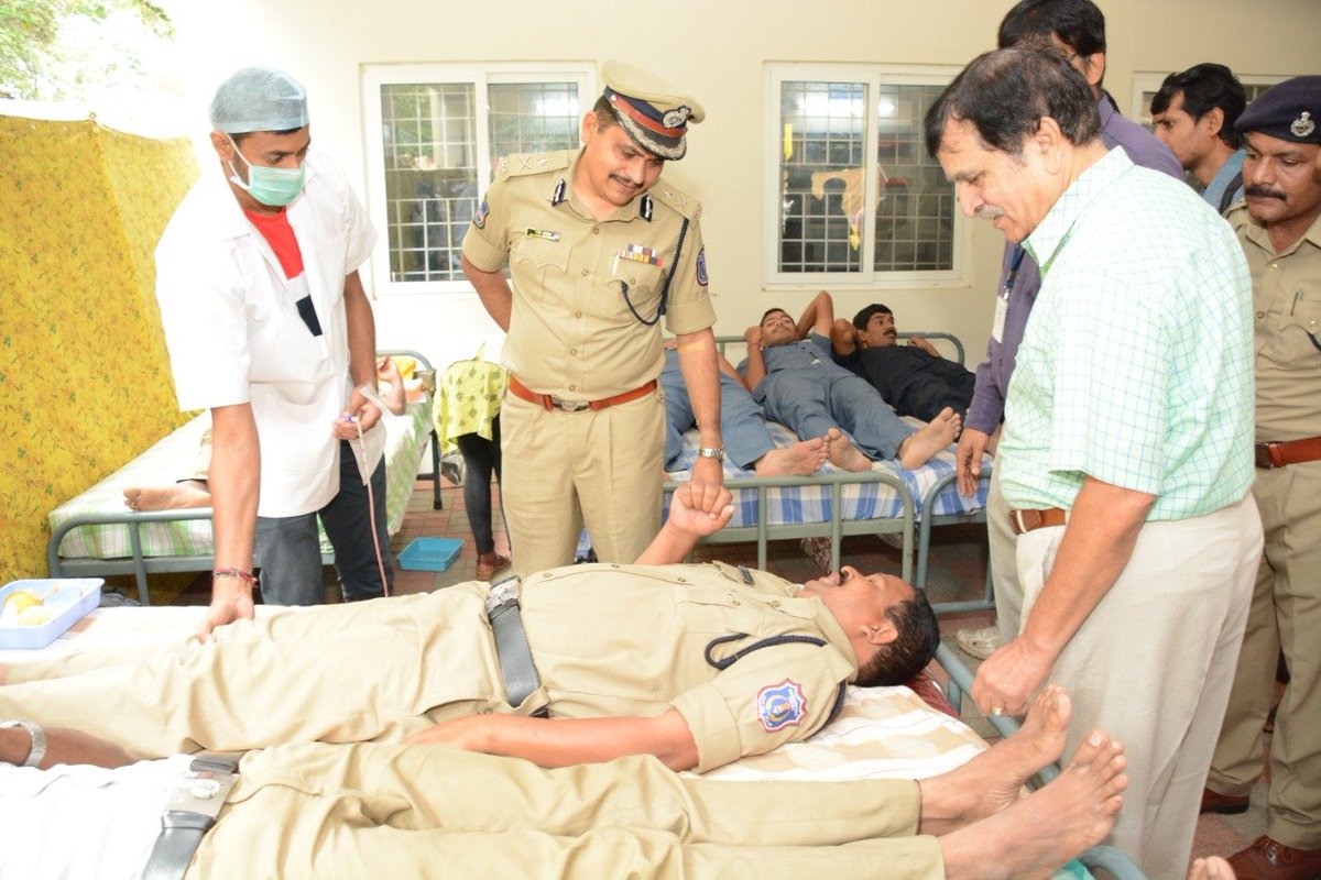 MalkajgiriCop's tweet photo. #SaluteToPoliceMartyrs
#Rachakinda #CP_ Mahesh M Bhagwat organized #Blood_donation_camp at CAR Hqrs Amberpet, with the help of @IndianRedCross On the eve of Police #CommemmorationDay.
@TelanganaDGP @HMOIndia @cyberabadpolice https://t.co/pakOSemykw