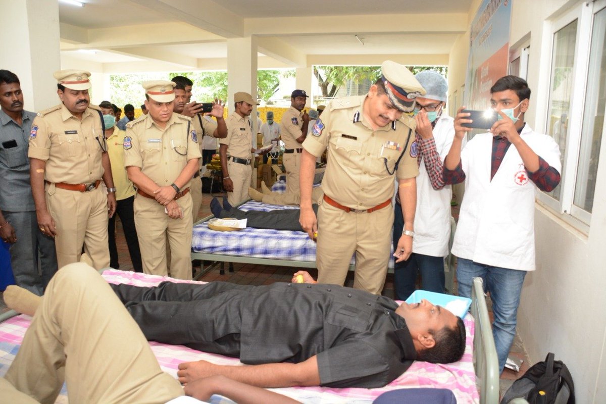 MalkajgiriCop's tweet photo. #SaluteToPoliceMartyrs
#Rachakinda #CP_ Mahesh M Bhagwat organized #Blood_donation_camp at CAR Hqrs Amberpet, with the help of @IndianRedCross On the eve of Police #CommemmorationDay.
@TelanganaDGP @HMOIndia @cyberabadpolice https://t.co/pakOSemykw