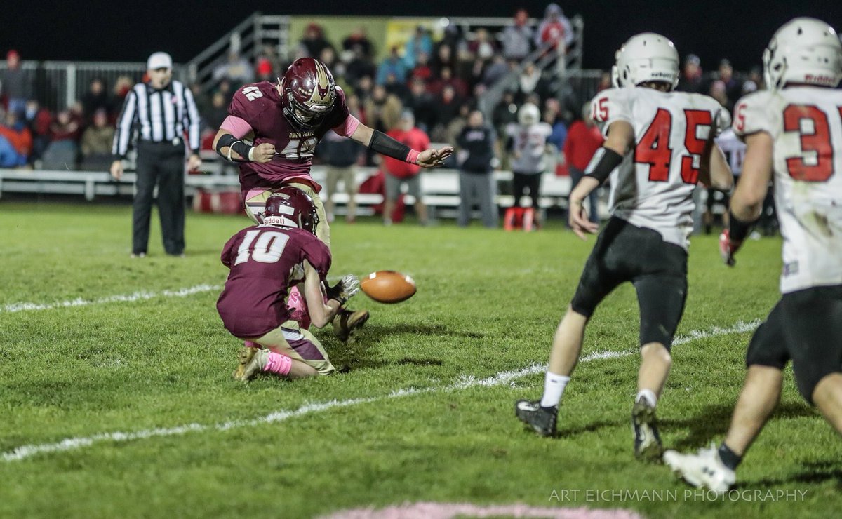 Art037's tweet photo. Omro Foxes won on Senior Night with a last second field goal send the Foxes to the playoffs for the 10th straight year. Congratulations!! #omropride #omrofoxesfootball #highschoolfootball @futureomro #omrohighschool @OmroFoxesFB @FansFoxes https://t.co/LP0HAuapNO