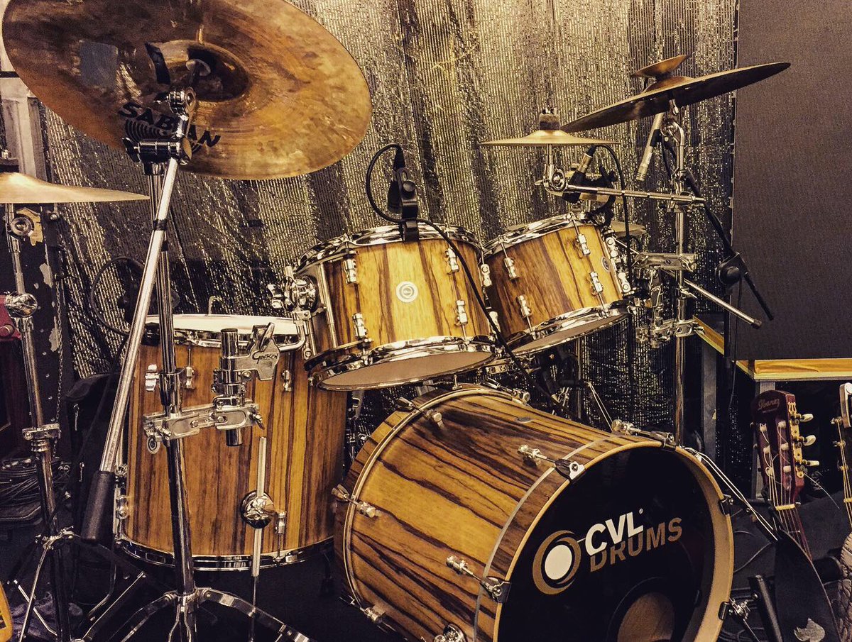 aledrumgroove's tweet photo. Ieri e oggi doppio live a #milano #dsog🥁😉 #drumming #stage #livemusicpics @CVLdrums #facusdruminnovations #shure #travelling https://t.co/wCvXGEvdg4