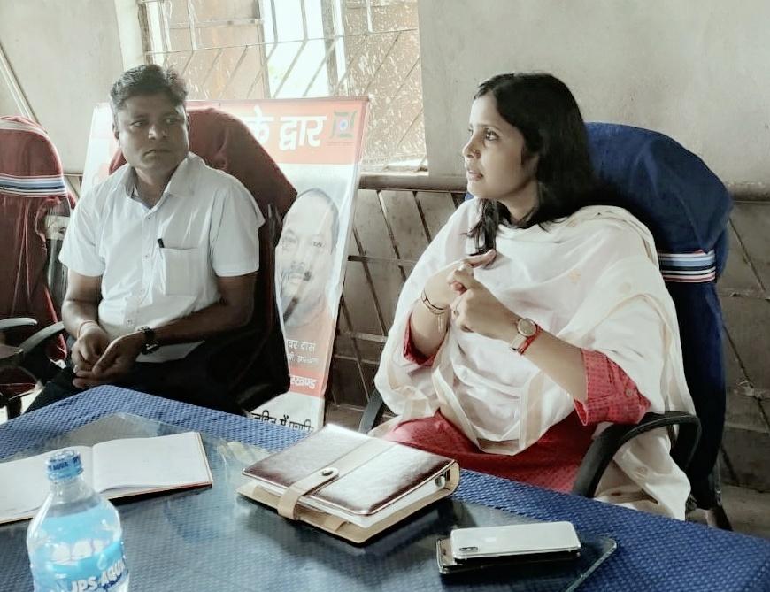 ILatehar's tweet photo. मनिका प्रखंड के कोपे एवं सिंजो गांव में डीडीसी माधवी मिश्रा के द्वारा ग्रामीणों को वैसे मतदाता जो 18 वर्ष के हो गए हो और उनका नाम अब तक मतदाता सूची में अंकित नहीं हो उन्हें मतदाता सूची में नाम जोड़वाने को लेकर प्रेरित.
@ECISVEEP 
@prdjharkhand 
@ajaynathjhaprd 
@dasraghubar https://t.co/7YFcZJyq0J