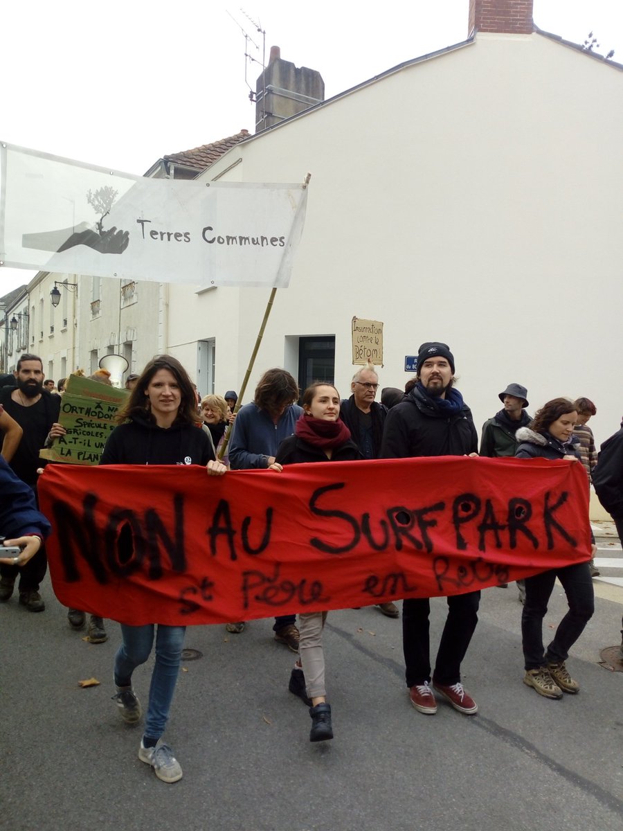 «Pas de nature, pas de futur» scandent les manifestants contre le projet de #surfpark a st père en retz #44 #bétonisation