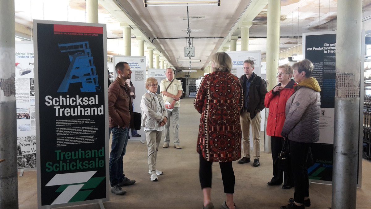 RohnstockBio's tweet photo. Bevor der #Erzählsalon »Meine Erfahrungen mit der #Treuhandpolitik« in der Tuchfabrik Gebr. Pfau #Crimmitschau startet, führt Kuratorin Katrin #Rohnstock durch die Ausstellung »Schicksal #Treuhand – Treuhand-Schicksale«. @rosaluxstiftung @freie_presse https://t.co/CeREoUaQBP