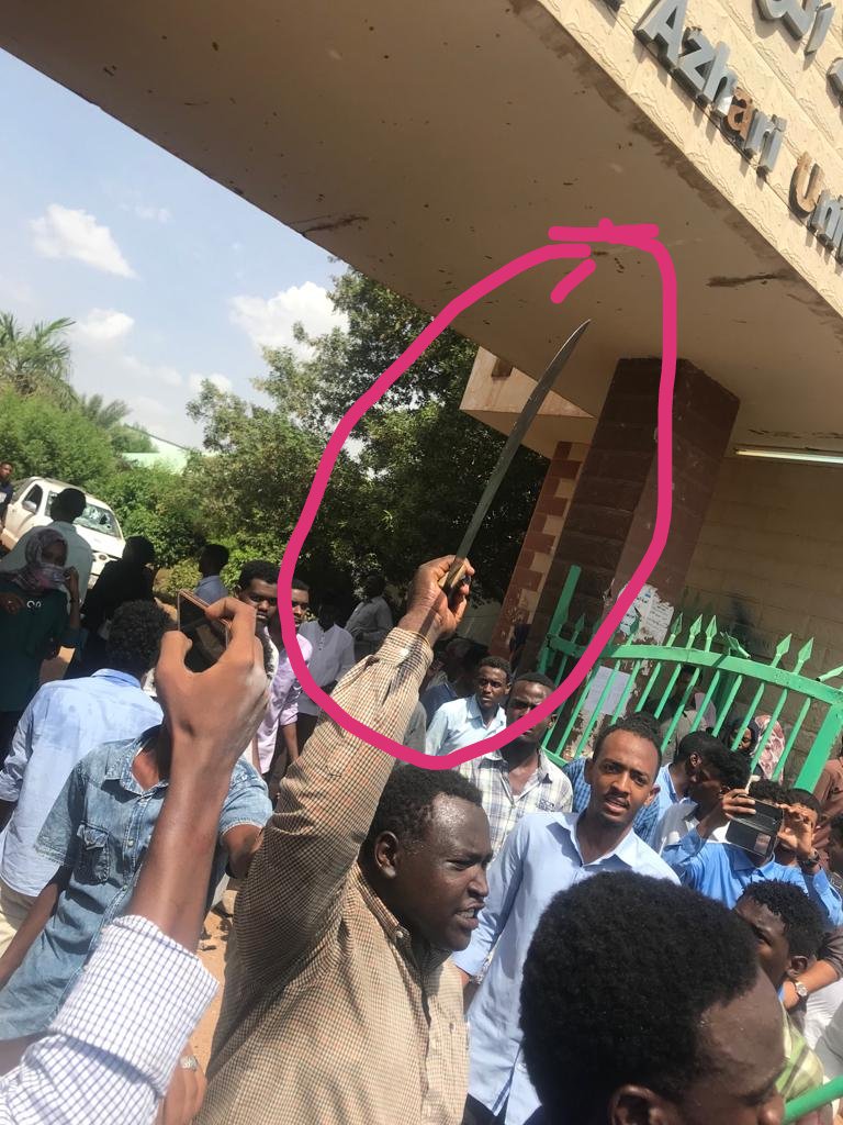 shabah005's tweet image. اتخيلو ديل كيزان الزعيم الازهري الاعتدو علي الطلاب اتخيلو اسلحة بيضاء بي شكل طبيعي في حرم الجامعة ولكم التعلق واعملو رتويت خلو الصورة تصل الكل