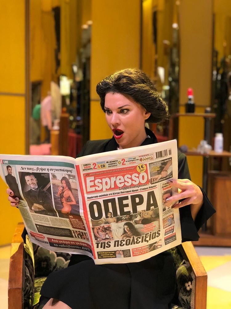 JustineViani's tweet photo. The Duchess reading about the Duchess in the tabloids! #powderherface #gnoalternativestage https://t.co/vagPgdAV80