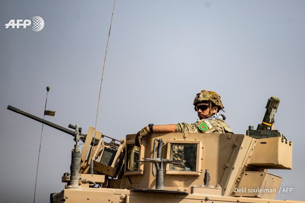 15. In this thread I spoke about the strong bonds U.S soldiers will have formed w/ the Syrian Kurds. And the feeling of betrayal of their critical ally, when being told to hastily withdraw w no exit strategy. This image, a withdrawing U.S soldier wearing a YPJ badge, says it all.