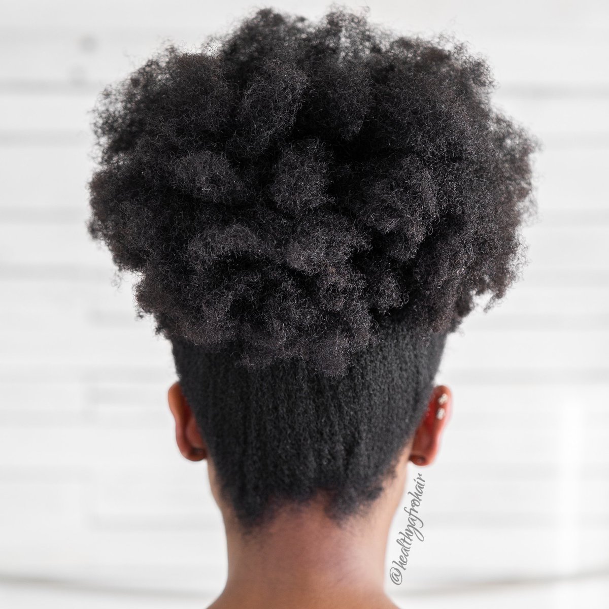 HealthyAfroHair's tweet image. Fluffy...Stretched high puff using flexi-rods 💁🏾‍♀️ Definitely planning to experiment more with some new looks and styles over the coming weeks.
#highpuff #stretchedhair #flexirods #naturalhair