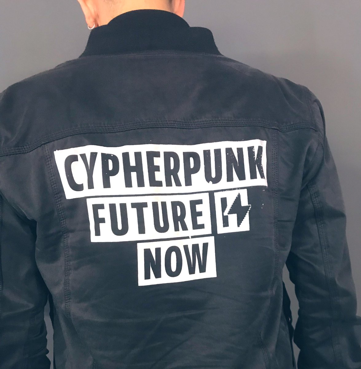 CypherpunkNow's tweet photo. I’ve made some more friends yesterday with custom screen print session & CYPHERPUNK FUTURE I⚡️NOW at @LNconf
#TLC19 #LightningNetwork #cypherpunk https://t.co/7xh8LehCRF