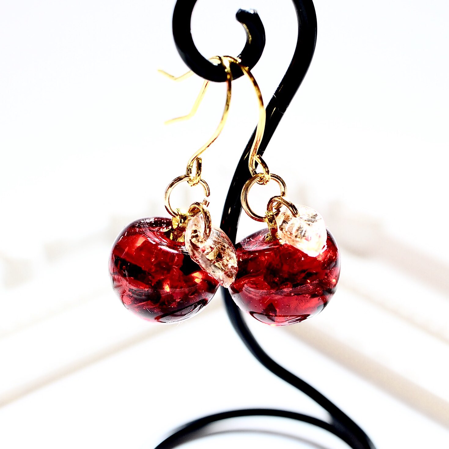 ハンドメイド 既知 ♡ 毒林檎と魔法の鏡ピアス(イヤリング対応可)
