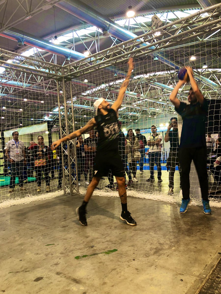 MakerFaireRome's tweet image. Una sfida unica a pallacanestro  #MatteoBaruzzo @Tiber1967 vs #IvanCaridá #3X3 grazie a @RegioneLazio @CRFipLazio indossando @Captiks @overtraq @LazioInnova @3x3Italia @FIBA3x3 solo qui a #MakerFaireRome #MFR19