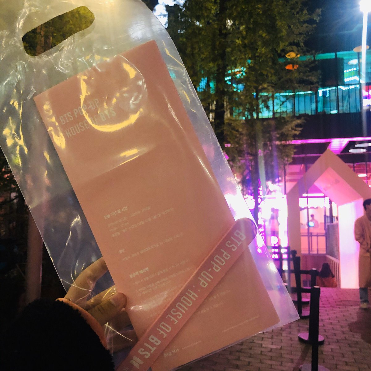 ___Spell's tweet image. 쌩얼에 마스크끼고, 알제이슬리퍼 질질끌고 급하게 가기.......🤭