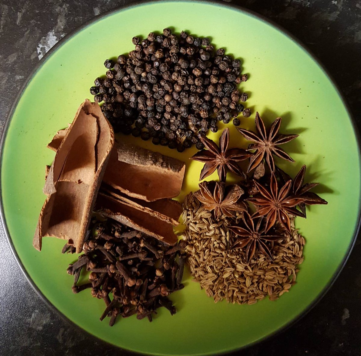 The five ingredients that make up Chinese Five Spice,  cinnamon, black peppercorns, star anise,  fennel seeds and cloves. A warming,  aromatic blend packed with masses of flavour
#spices #spiceblends #spiceshop #flavour #homemadespiceblends #Chinese #homecooking #delicious #vegan